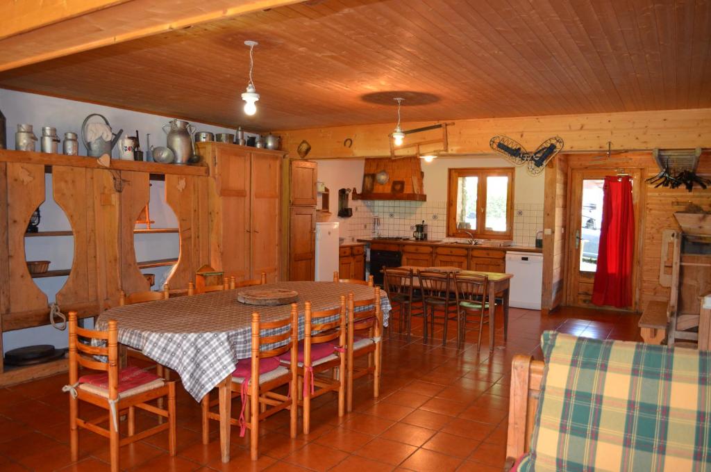 une cuisine et une salle à manger avec une table et des chaises dans l'établissement Appartement La Clairière Châtel Réservation, à Châtel