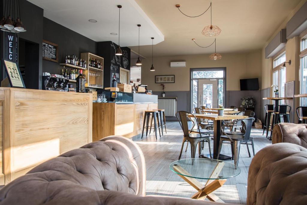 restauracja ze stołem i krzesłami oraz bar w obiekcie Locanda La Castellana w mieście Castello d'Agogna