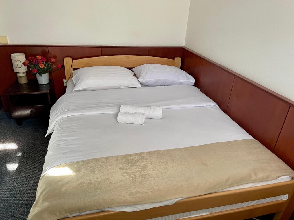 Postel nebo postele na pokoji v ubytování Sobe na Jošanici