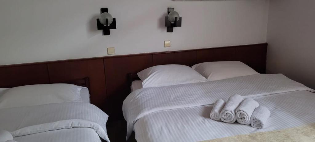 Postel nebo postele na pokoji v ubytování Sobe na Jošanici