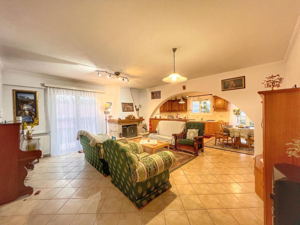ein Wohnzimmer mit 2 Sofas und einem Tisch in der Unterkunft "Epidavros" Apartment of Levidi Arcadian Apartments in Leonidi