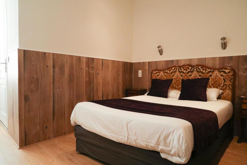 Postel nebo postele na pokoji v ubytování Hôtel Gloria
