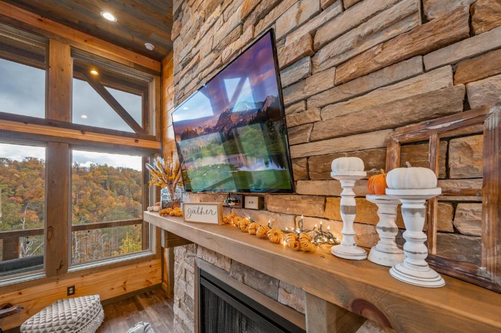TV a/nebo společenská místnost v ubytování The Overlook - '21 Cabin - Gorgeous Unobstructed Views - Fire Pit Table - GameRm - HotTub - Xbox - Lots of Bears