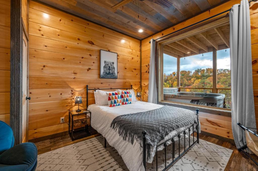 Postel nebo postele na pokoji v ubytování The Overlook - '21 Cabin - Gorgeous Unobstructed Views - Fire Pit Table - GameRm - HotTub - Xbox - Lots of Bears
