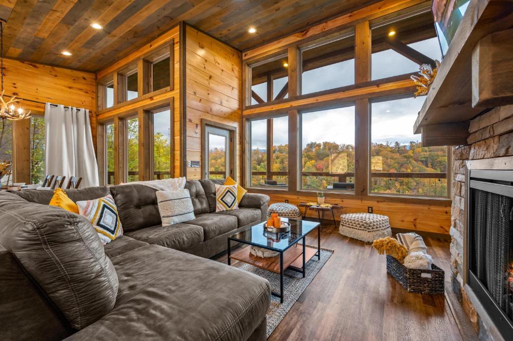 Posezení v ubytování The Overlook - '21 Cabin - Gorgeous Unobstructed Views - Fire Pit Table - GameRm - HotTub - Xbox - Lots of Bears