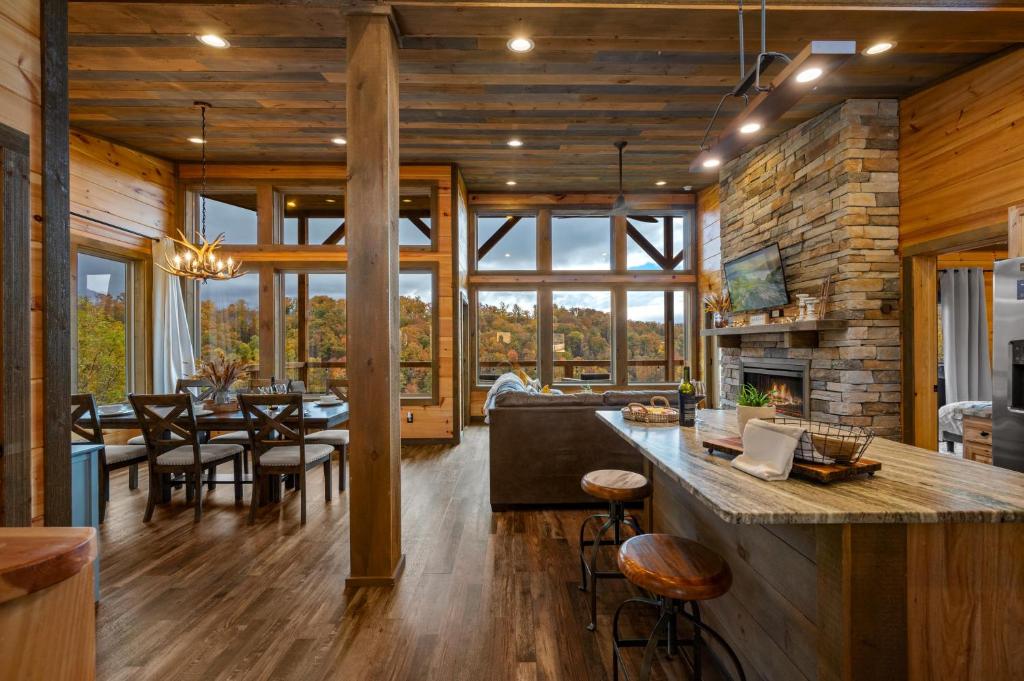Restaurace v ubytování The Overlook - '21 Cabin - Gorgeous Unobstructed Views - Fire Pit Table - GameRm - HotTub - Xbox - Lots of Bears