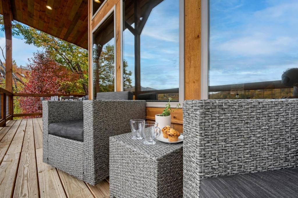Balkón nebo terasa v ubytování The Overlook - '21 Cabin - Gorgeous Unobstructed Views - Fire Pit Table - GameRm - HotTub - Xbox - Lots of Bears