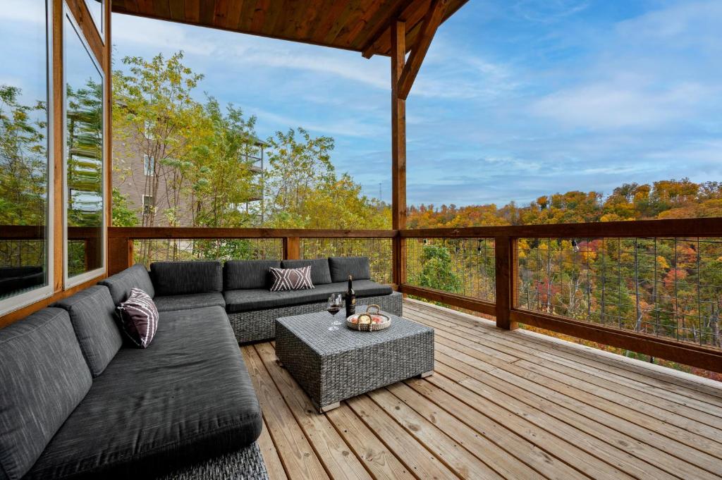 Balkón nebo terasa v ubytování The Overlook - '21 Cabin - Gorgeous Unobstructed Views - Fire Pit Table - GameRm - HotTub - Xbox - Lots of Bears