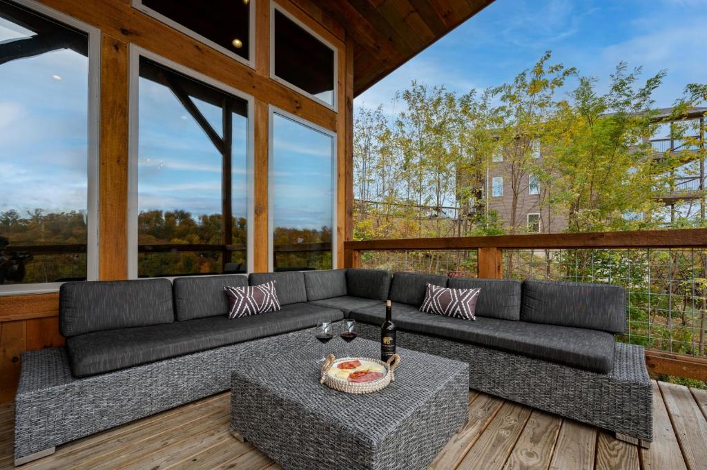 Posezení v ubytování The Overlook - '21 Cabin - Gorgeous Unobstructed Views - Fire Pit Table - GameRm - HotTub - Xbox - Lots of Bears