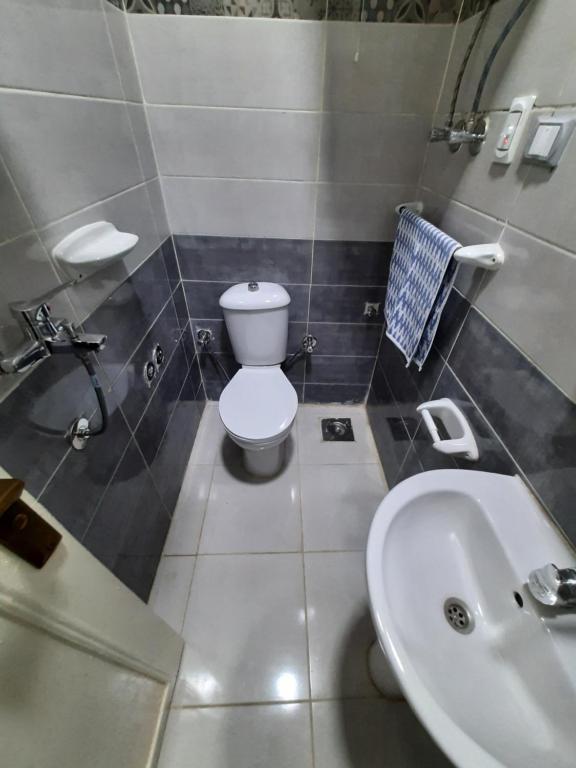 A bathroom at Aton pyramids view guest house