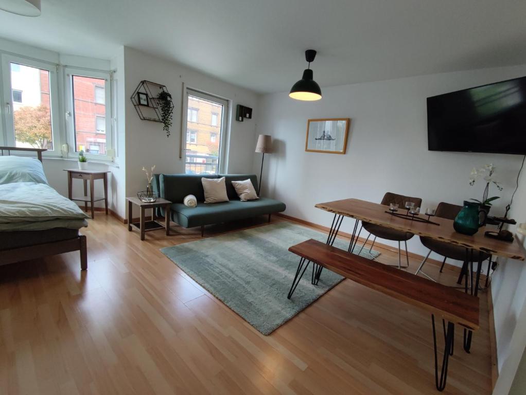 uma sala de estar com um sofá e uma mesa em ZEN Apartment - good traffic connection - bright em Karlsruhe