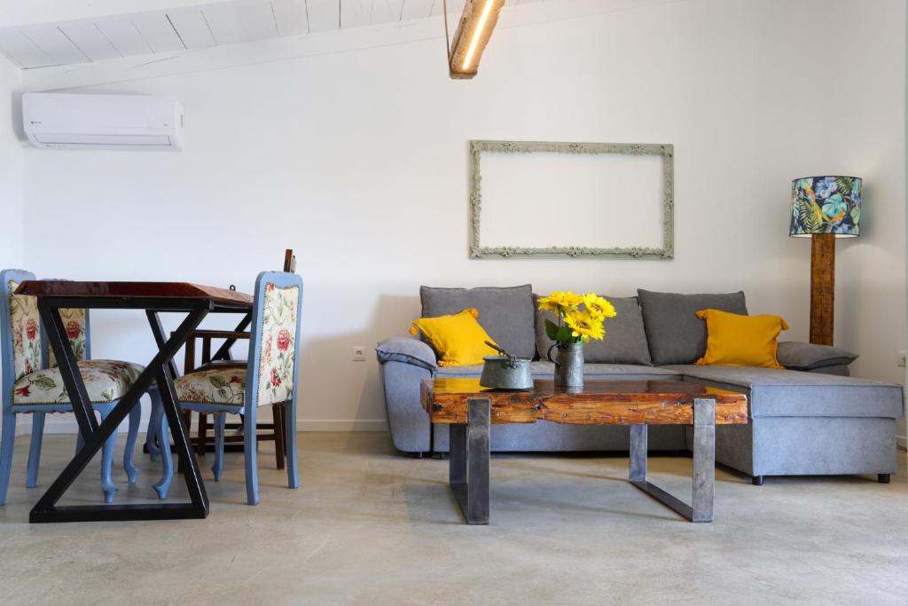 ein Wohnzimmer mit einem Sofa und einem Tisch in der Unterkunft Lavender farm house in Nafpaktos
