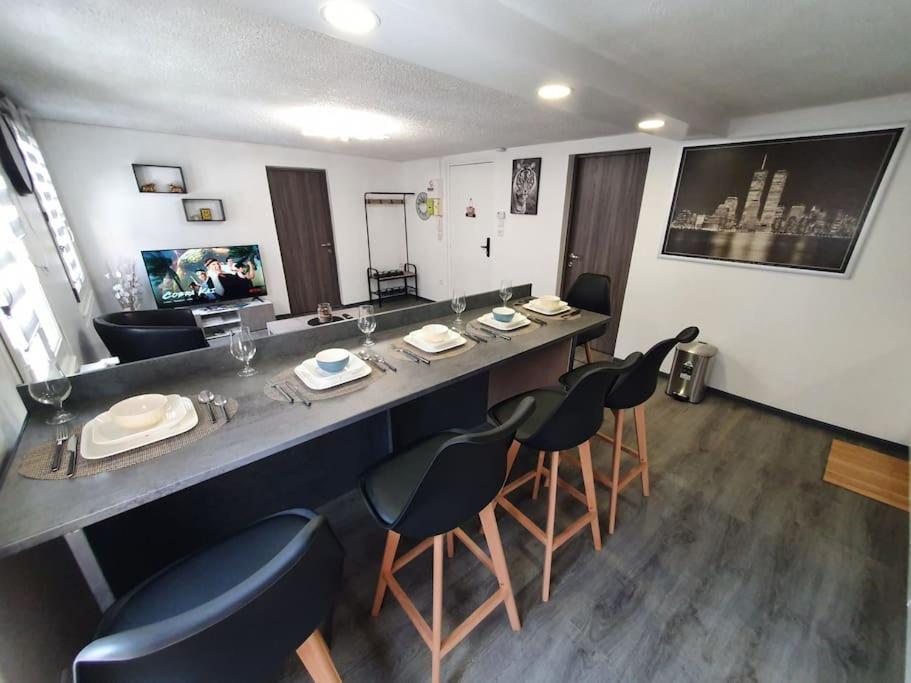 bar z krzesłami i długim stołem w pokoju w obiekcie - 1 - Appartement charmant moderne 5 pers T3 73m2 w mieście Sélestat