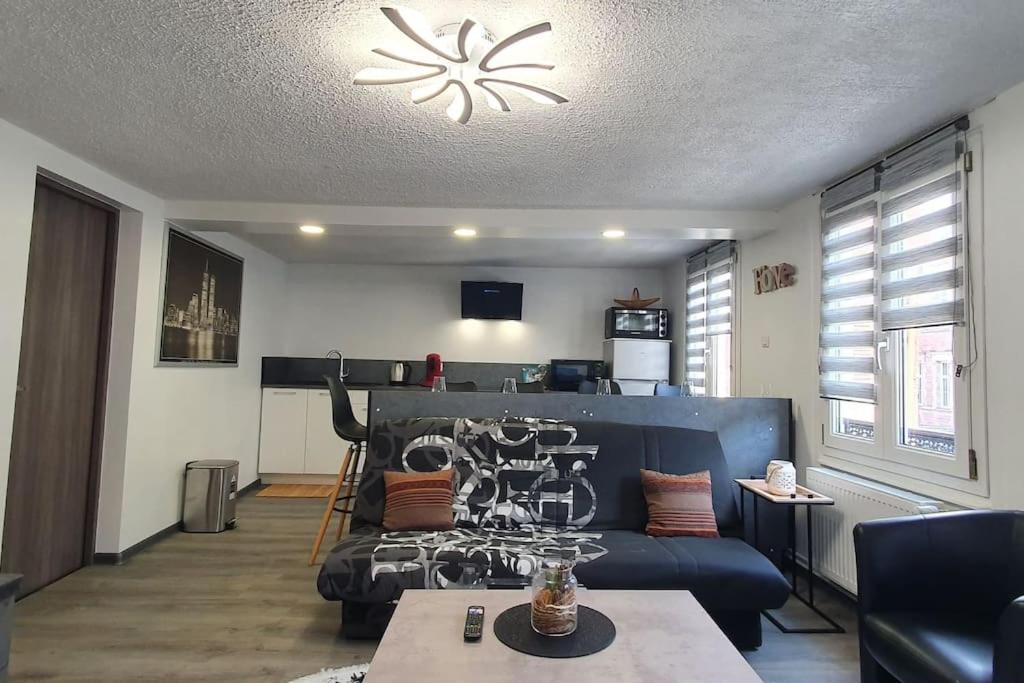 salon z kanapą i stołem w obiekcie - 1 - Appartement charmant moderne 5 pers T3 73m2 w mieście Sélestat