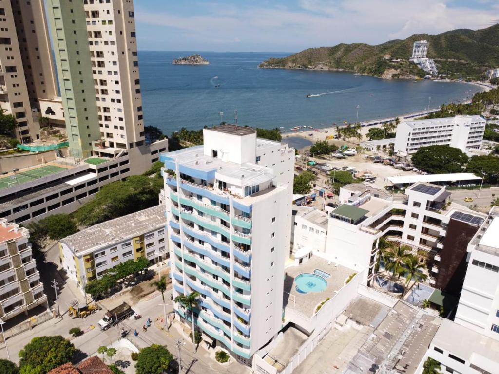 - une vue aérienne sur une ville avec des bâtiments et l'océan dans l'établissement Apartamento en Santa Marta Brisa Marina 8 by reservastodo, à Santa Marta