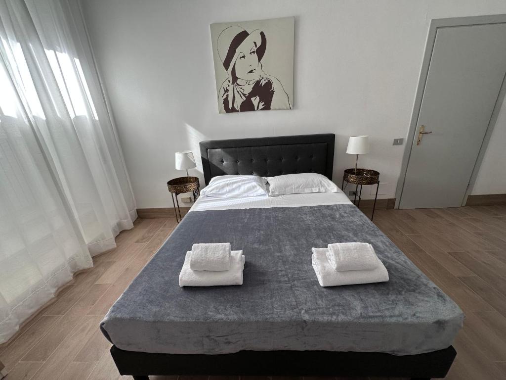 Un pat sau paturi într-o cameră la Art Atelier Apartments
