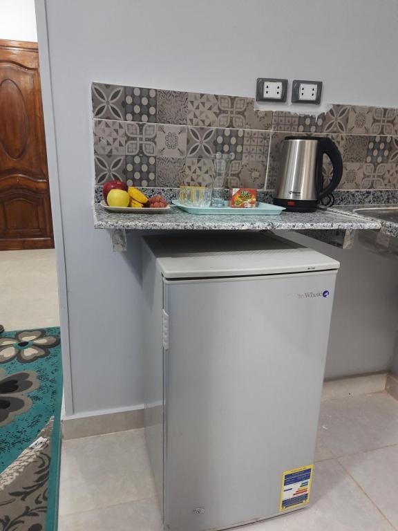 A kitchen or kitchenette at Aton pyramids view guest house