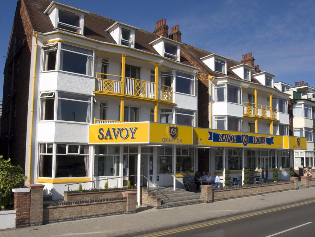 un grand hôtel avec un bâtiment jaune et blanc dans l'établissement The Savoy, à Skegness