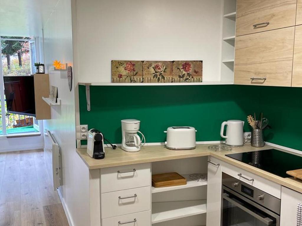 Studio rénové au centre, balcon, Wifi gratuit