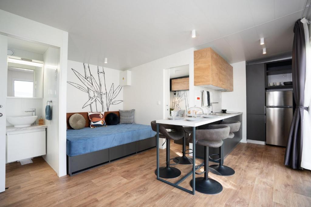 Kuchyňa alebo kuchynka v ubytovaní Luxury Mobile Home Marbella 167 -Terra Park SpiritoS