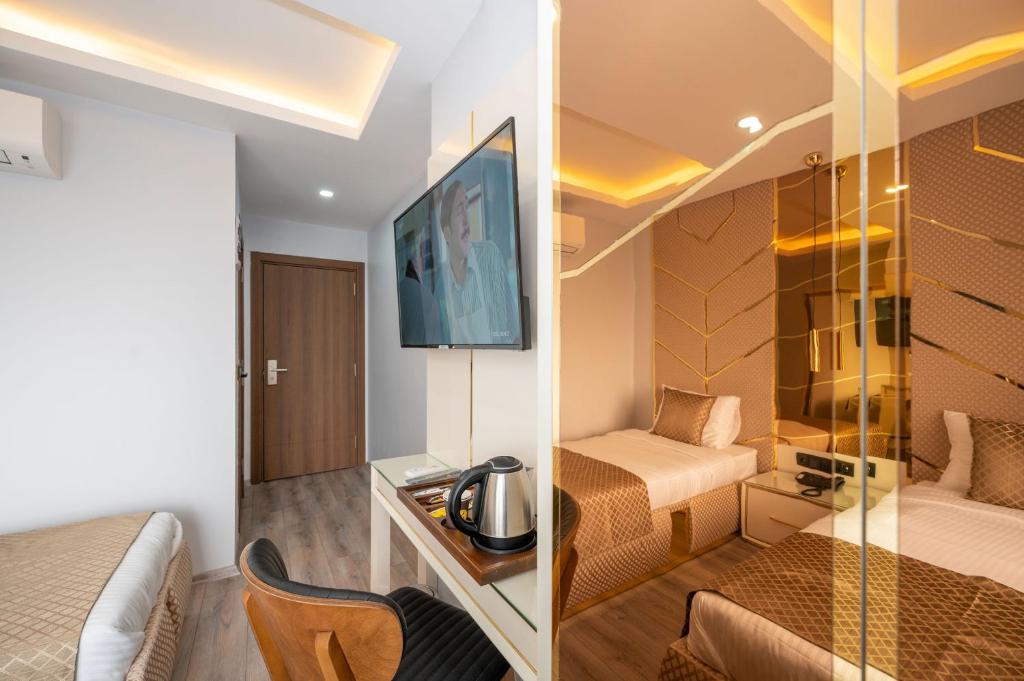 Uma TV ou centro de entretenimento em Luxury Airport Hotel By Zazzoni-İstanbul Airport