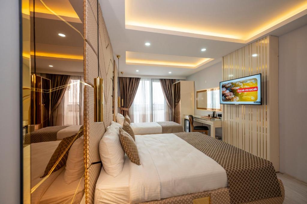 Uma TV ou centro de entretenimento em Luxury Airport Hotel By Zazzoni-İstanbul Airport