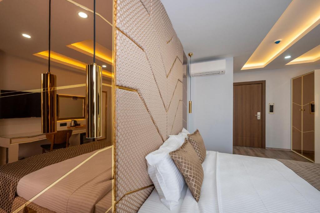 Cama ou camas em um quarto em Luxury Airport Hotel By Zazzoni-İstanbul Airport