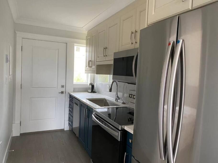 Brand New Luxury 1 bedroom Townhouse with full kitchen - Housity