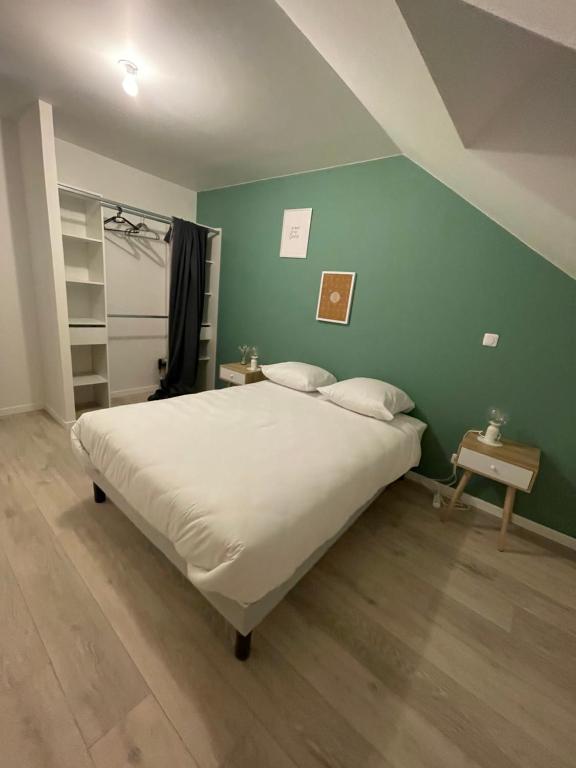 מיטה או מיטות בחדר ב-Belle maison neuve Meung sur Loire *450M Bords de Loire* *FIBRE WIFI*