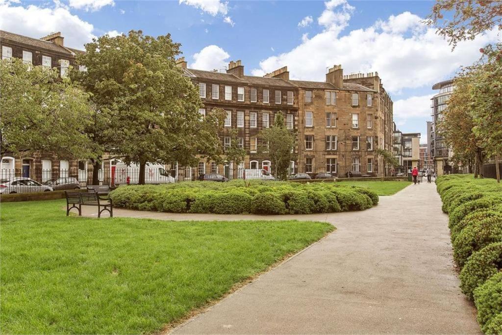 un parque frente a un gran edificio de ladrillo en 1 Bedrooms Flat in Central Edinburgh Haymarket, Heart of Edinburgh Flat Sleeps 4 , en Edimburgo