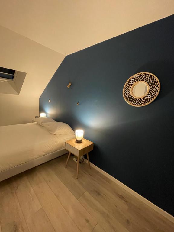 - une chambre avec un lit et une table avec une lampe dans l&#39;établissement Belle maison neuve Meung sur Loire *450M Bords de Loire* *FIBRE WIFI*, à Meung-sur-Loire