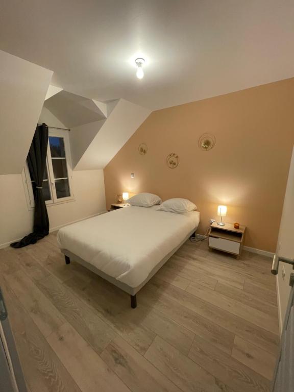 - une chambre avec un lit blanc et du parquet dans l&#39;établissement Belle maison neuve Meung sur Loire *450M Bords de Loire* *FIBRE WIFI*, à Meung-sur-Loire