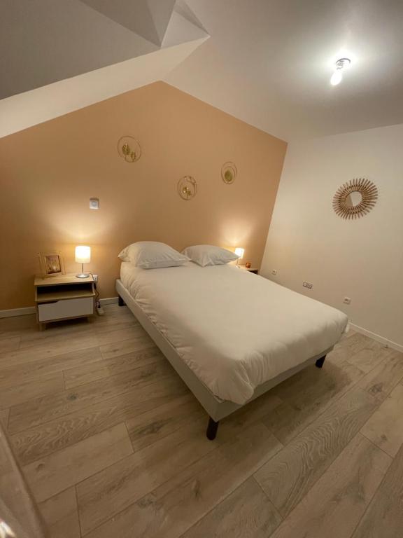 - une chambre avec un grand lit blanc et une table dans l&#39;établissement Belle maison neuve Meung sur Loire *450M Bords de Loire* *FIBRE WIFI*, à Meung-sur-Loire