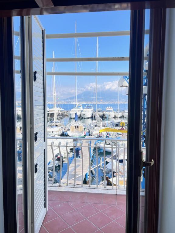 una vista su un porto turistico dal balcone di una nave da crociera di Residenza Borgo Marinaro a Napoli