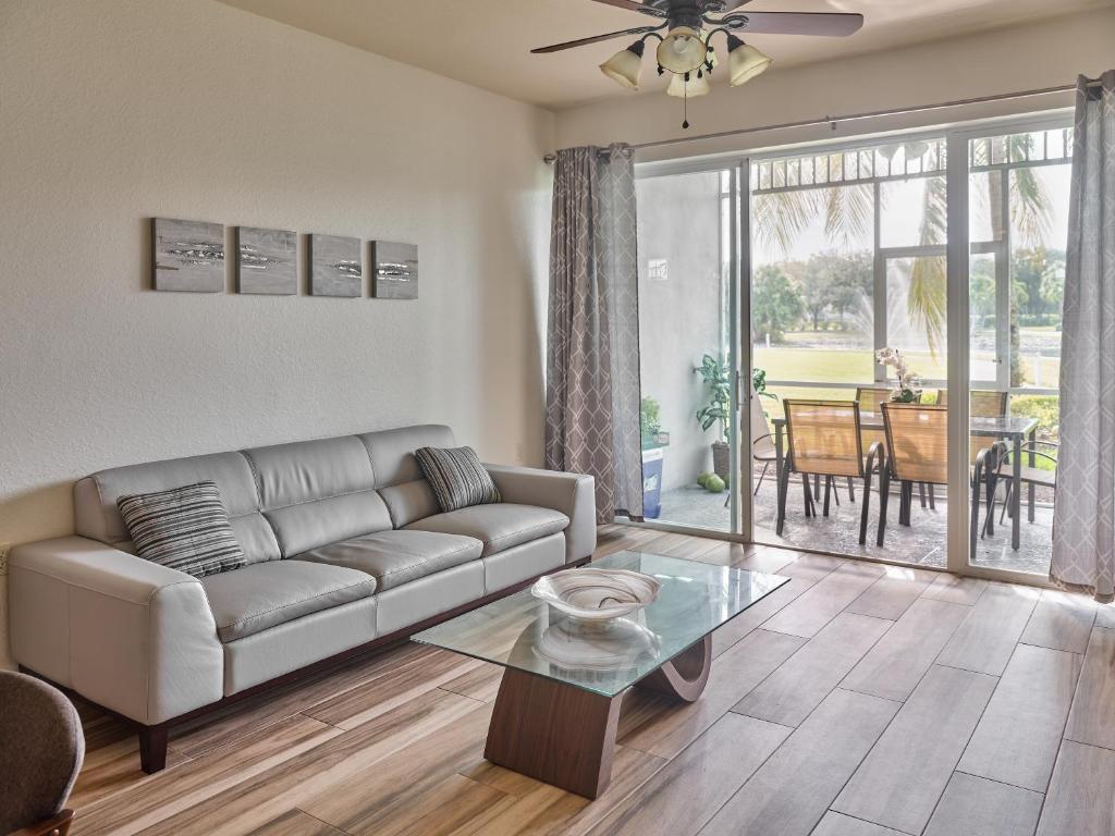 ein Wohnzimmer mit Sofa und Tisch in der Unterkunft Lely Resort Naples Golf Villa, Free Golf, Heated Pool, Pickleball & Tennis in Naples