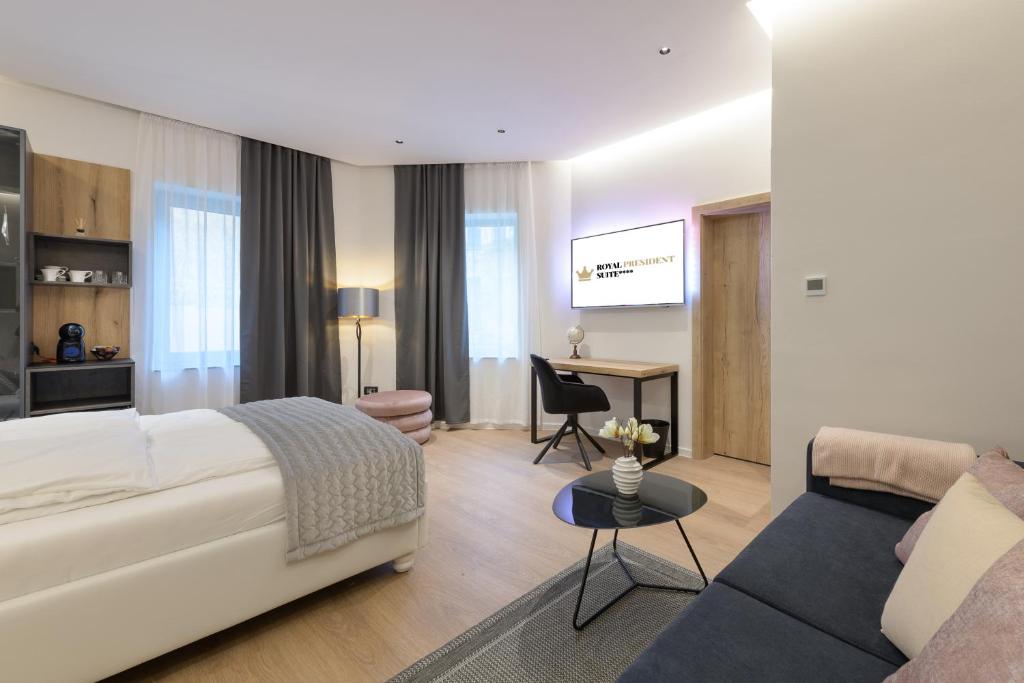 Postel nebo postele na pokoji v ubytování ROYAL SUITE, Ljubljana