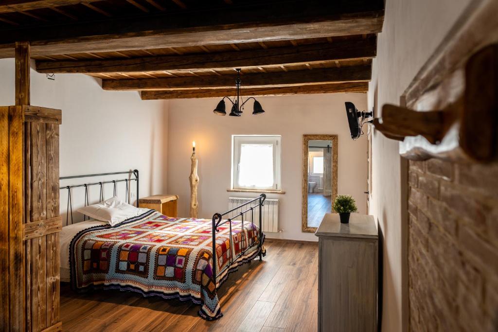 安科納的住宿－La Rosa del Borgo，一间卧室配有一张床,铺有木地板