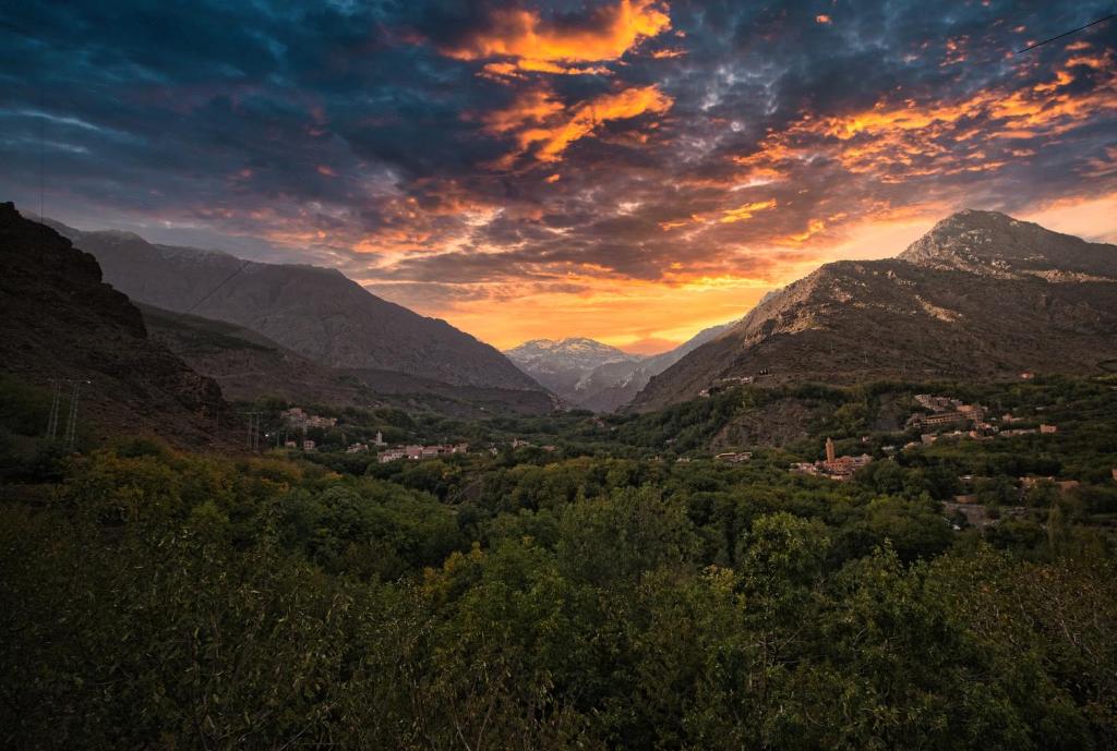 - une vue sur une vallée dans les montagnes au coucher du soleil dans l'établissement Riad Atlas 4 seasons, à Imlil