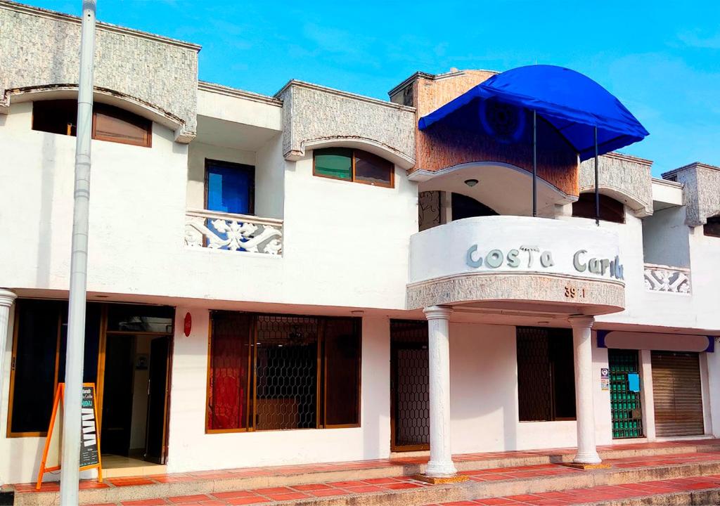 ein Gebäude mit einem blauen Schirm davor in der Unterkunft Hotel Costa Caribe in Barranquilla