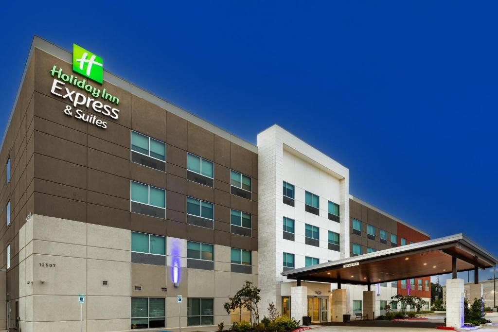 een kantoorgebouw met een ziekenhuispersoneelsdienst erop. bij Holiday Inn Express & Suites - Stafford NW - Sugar Land, an IHG Hotel in Stafford