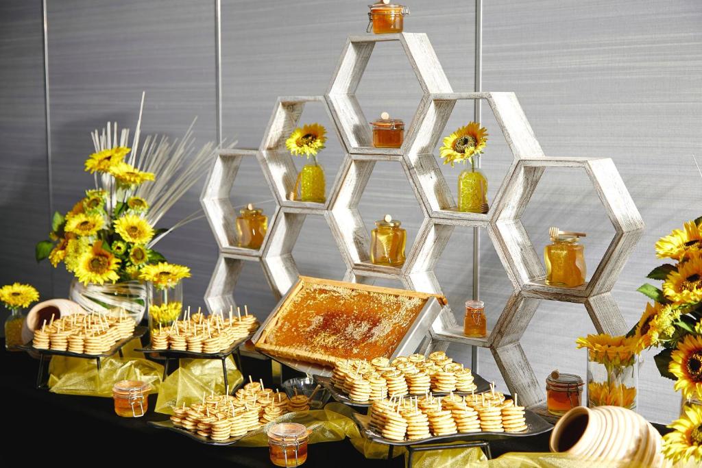 un tavolo con vasi e un'esposizione di cibo e fiori di Crowne Plaza Dublin Blanchardstown by IHG a Blanchardstown