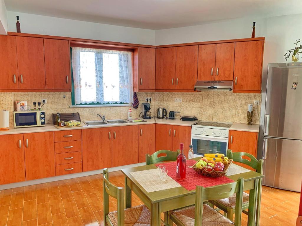 Kuchyň nebo kuchyňský kout v ubytování Evaggelias Home Gavalochori