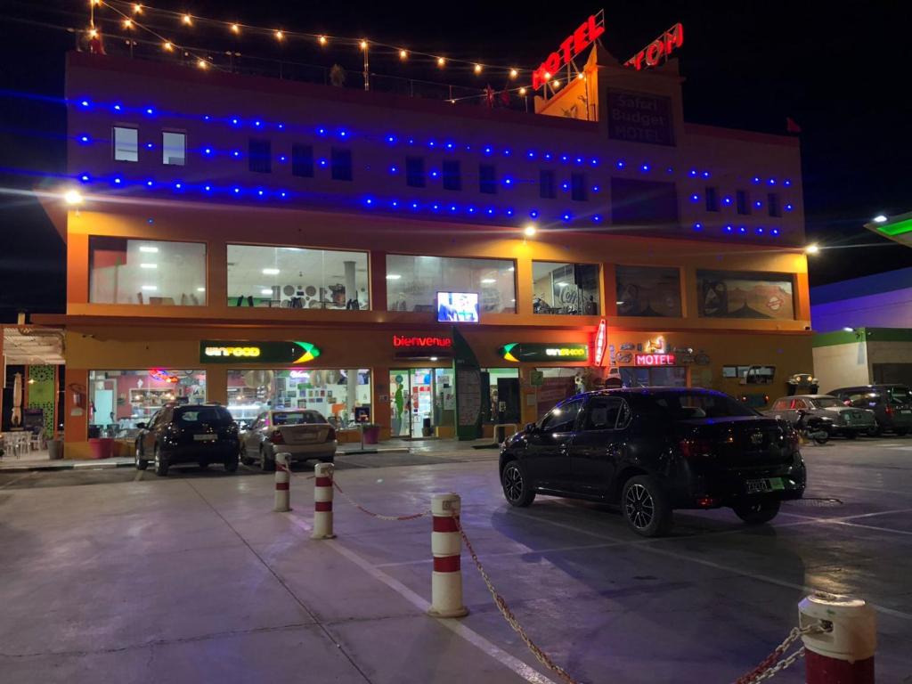 un estacionamiento con un coche estacionado frente a un edificio en Motel Safari Budget, en Ouarzazate