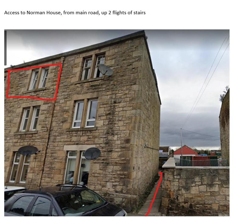 un edificio de ladrillo con un coche aparcado delante de él en Carvetii - Norman House - 2nd floor, 1 bedroom flat en Boʼness