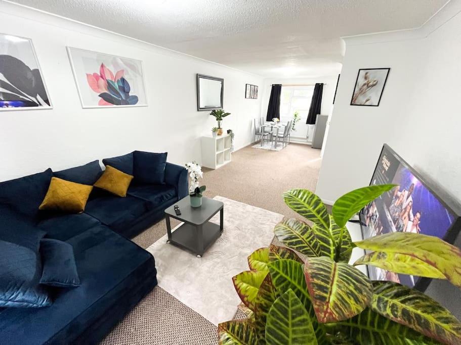 sala de estar con sofá azul y mesa en 3 Bedroom House With Free Parking, en Chatham