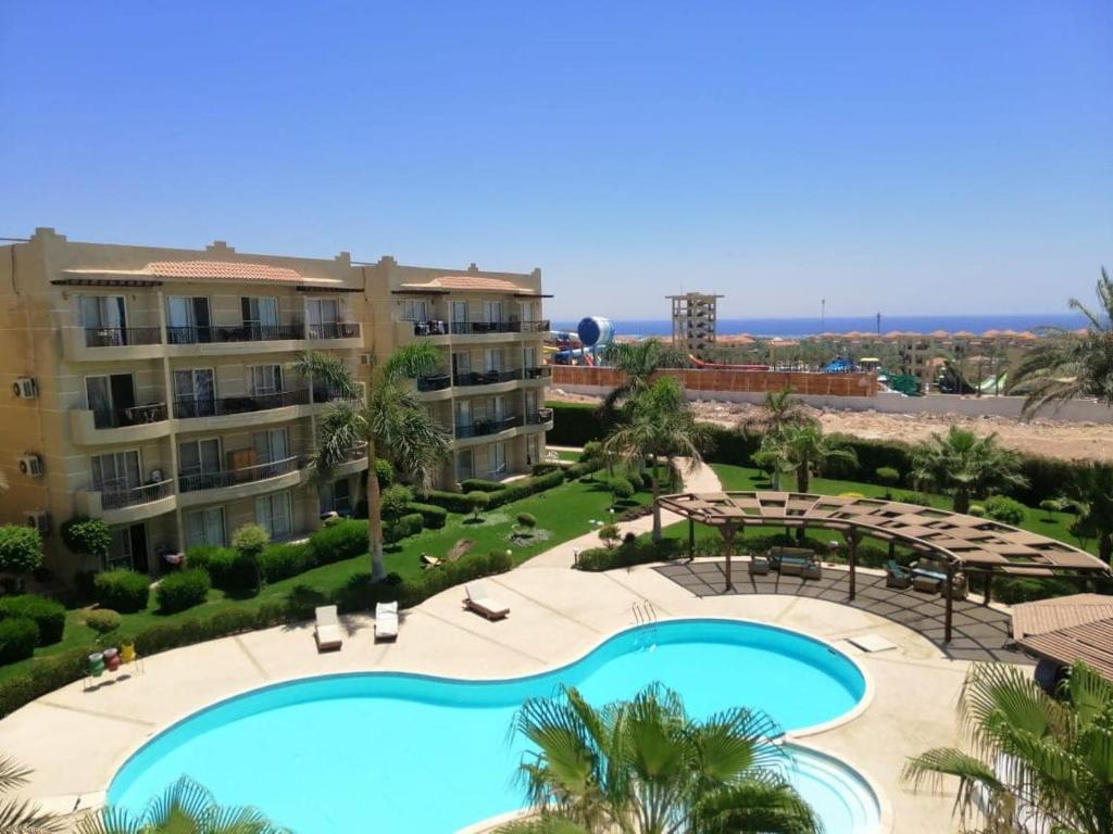 Výhľad na bazén v ubytovaní Nice 2 bedroom apartment with sea view alebo v jeho blízkosti