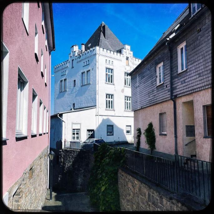 un gran edificio blanco en el centro de los edificios en Wohnen im Baudenkmal mitten in der Altstadt, en Arnsberg