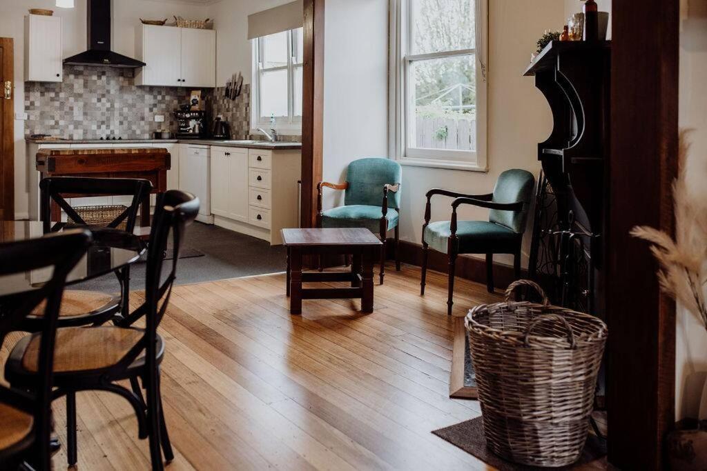 een keuken met stoelen en een tafel in een kamer bij Cottage on Groom - St Marys Charm and Convenience! in Saint Marys
