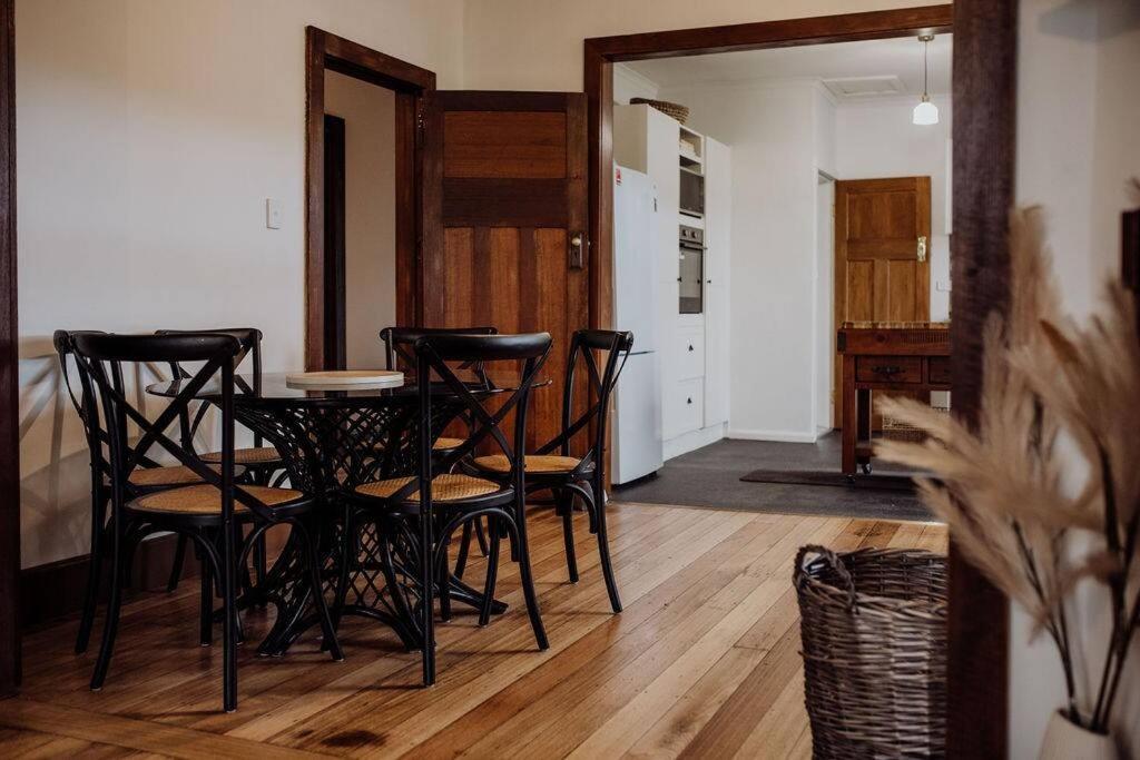 une salle à manger avec des chaises noires et une table dans l'établissement Cottage on Groom - St Marys Charm and Convenience!, à Saint Marys