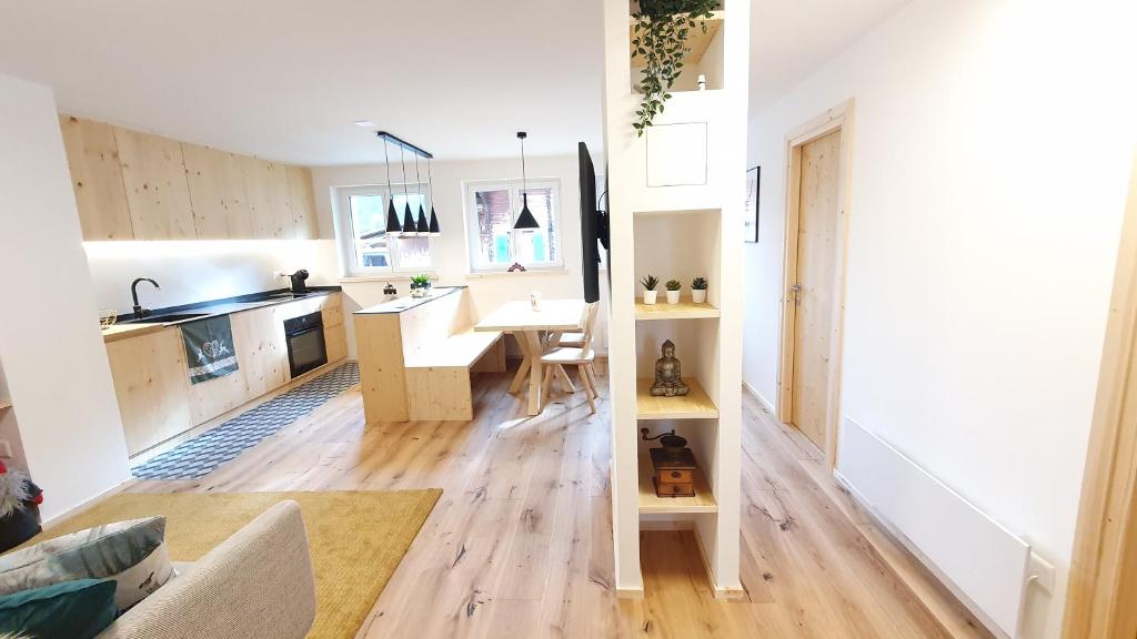 una cucina e un soggiorno con tavolo e bancone di Yeti Lodge a Sedrun